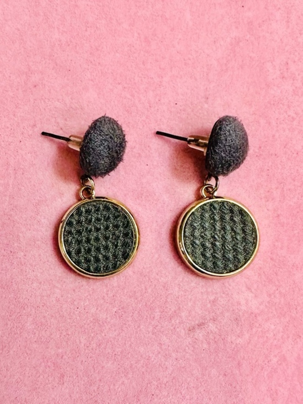 NWT Textured Gray & Gold Tone Drop Earrings